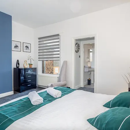 Coronation House By Yourstays - 3 Bedroom House In Newcastle-Under-Lyme Stoke-on-Trent Exterior foto
